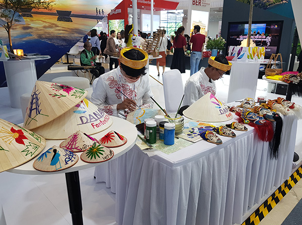 Tại Hội chợ du lịch quốc tế VITM Đà Nẵng 2022, gian hàng của TP Đà Nẵng sẽ trình diễn vẽ điểm đến, ẩm thực Đà Nẵng trên nón lá, quạt cầm tay
