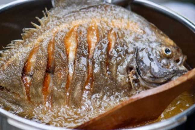 Sai lầm khi rán cá khiến món ăn mất chất, kém ngon lại có mùi khó chịu