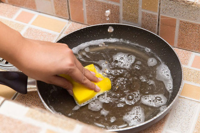 Chuyên gia hướng dẫn cách vệ sinh chảo chống dính đúng cách, an toàn