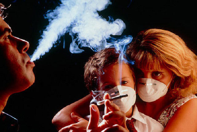 Bố mẹ hút thuốc lá gây ảnh hưởng nghiêm trọng tới trẻ sơ sinh như thế nào?