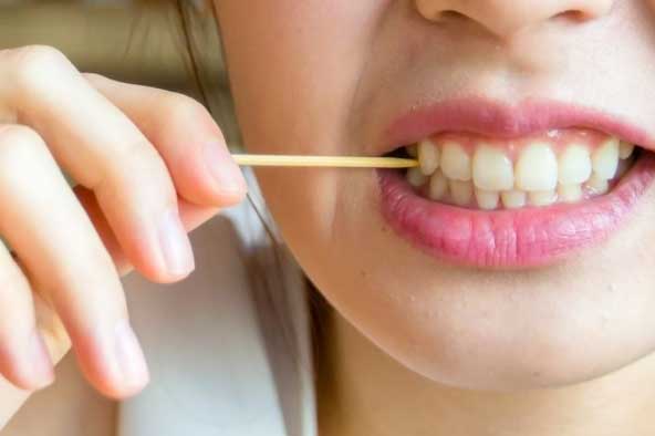 Tác hại không ngờ của việc dùng tăm xỉa răng sau khi ăn, ai có thói quen này nên bỏ ngay