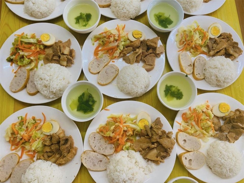 Băn khoăn về chất lượng bữa ăn bán trú của học sinh trong cơn bão giá