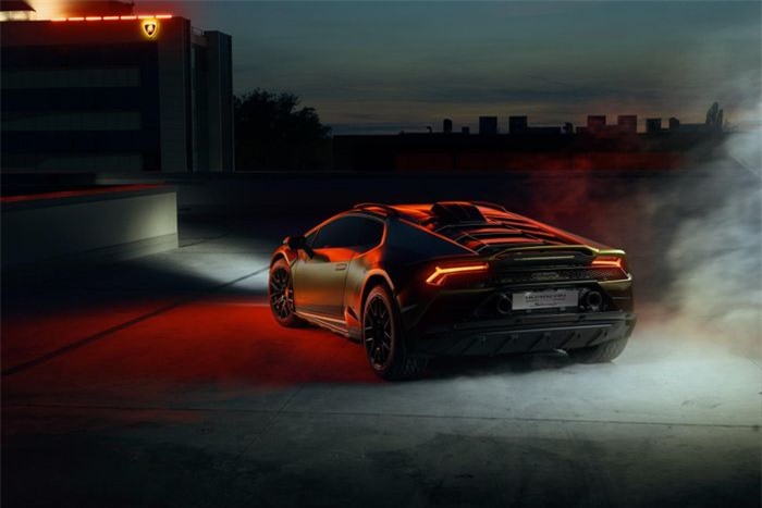  Trong lần ra mắt này, Lamborghini không công bố chi tiết hình ảnh nội thất. Hãng chỉ cho biết Huracan Sterrato được trang bị tiêu chuẩn da cao cấp Alcantara Verde Sterrato. 