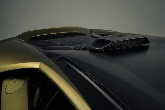  Nhằm tối ưu luồng không khí vào khoang động cơ, Lamborghini trang bị thêm cửa lấy gió trên nóc xe. Baga mui cũng được bổ sung nhằm tăng thêm phong cách địa hình. 