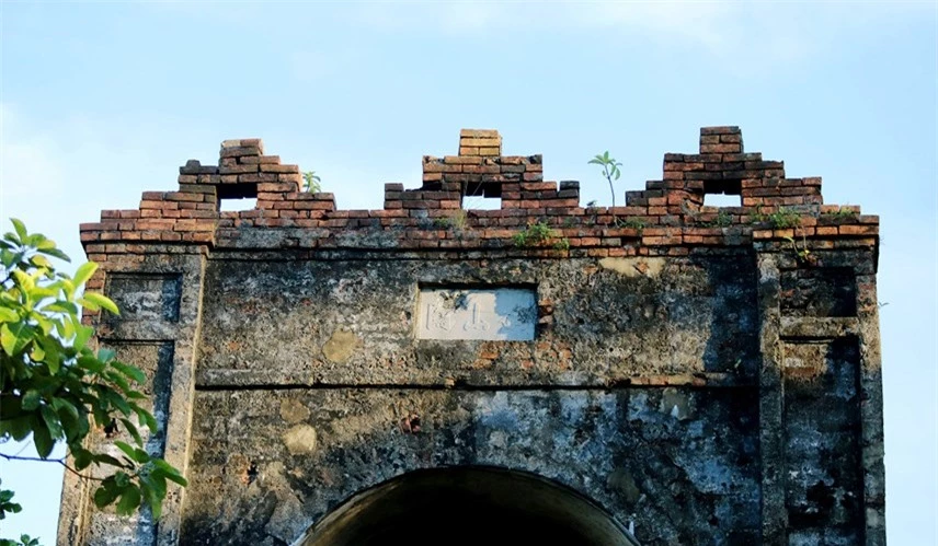 Tấm biển Ho&agrave;nh Sơn Quan khắc bằng chữ H&aacute;n (h&igrave;nh chữ nhật, m&agrave;u trắng) đặt tr&ecirc;n cổng v&ograve;m đ&aacute; hướng ra ph&iacute;a Bắc.