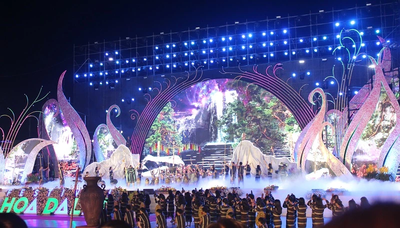 Chương trình nghệ thuật công bố Festival Hoa Đà Lạt 2022 kết hợp giữa các nghi lễ cổ truyền mang đậm bản sắc các dân tộc bản địa với các hình thức nghệ thuật đương đại, cùng sự kết hợp của những công nghệ sân khấu tân tiến nhất. 