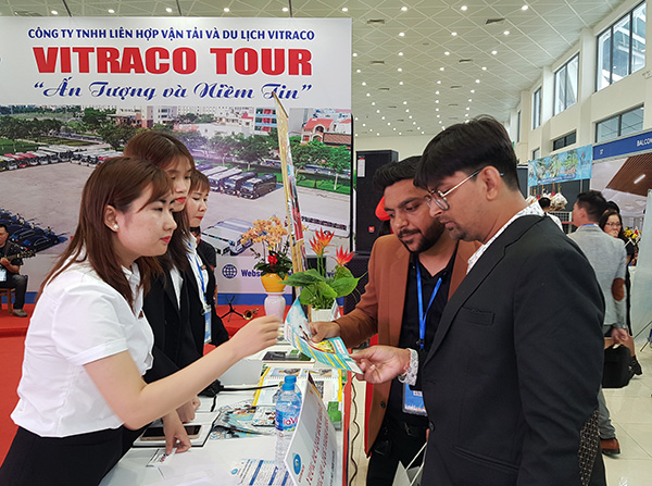 Gian hàng của Vitraco Tour (Đà Nẵng) thu hút nhiều sự quan tâm của các buyer Ấn Độ