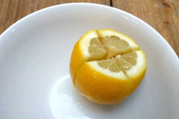 Bổ tư quả chanh rồi đặt ở đầu giường, việc làm nhỏ nhưng mang lại vô vàn lợi ích