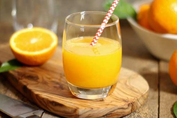 Sai l&#x1EA7;m tai h&#x1EA1;i khi u&#x1ED1;ng n&#x1B0;&#x1EDB;c cam khi&#x1EBF;n bao nhi&#xEA;u ch&#x1EA5;t dinh d&#x1B0;&#x1EE1;ng &#x111;&#x1EC1;u &quot;tan&quot; s&#x1EA1;ch