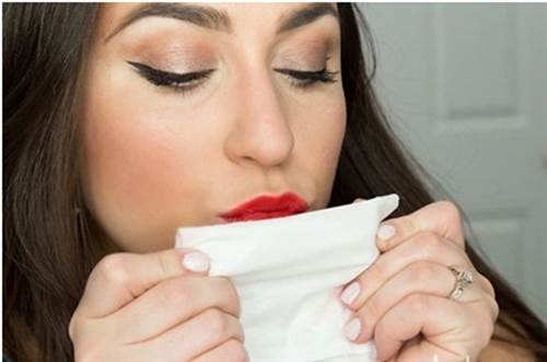 Bí quyết giúp bạn đánh son cả ngày mà không bị trôi