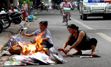 Hà Nội: Thắp hương, đốt vàng mã sai quy định sẽ bị phạt tới 1 triệu đồng
