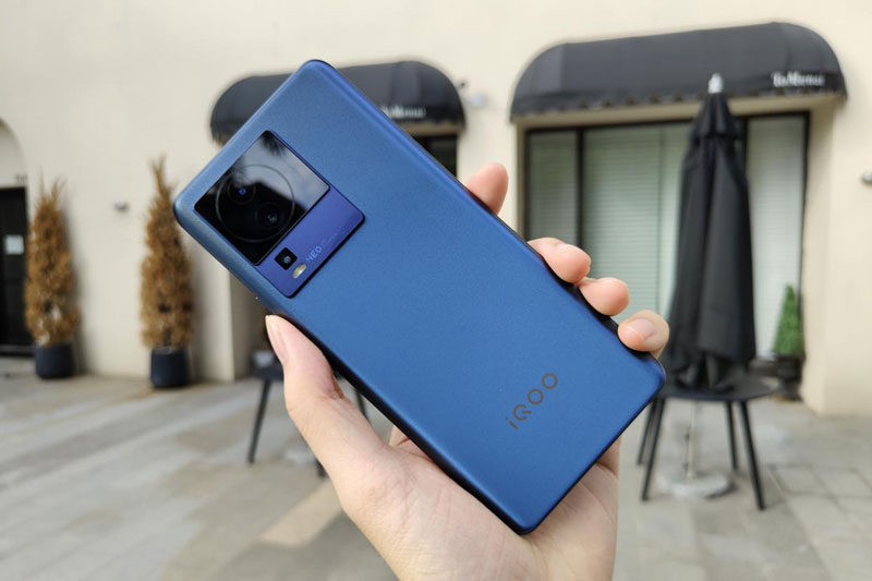 Smartphone chip Dimensity 8200, RAM 16 GB, sạc 120W, giá hấp dẫn