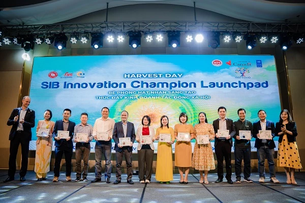 Ông Patrick Haverman vinh danh và trao chứng nhận cho 35 champions xuất sắc nhất – Nguồn: SIB Innovation Champion Launchpad.