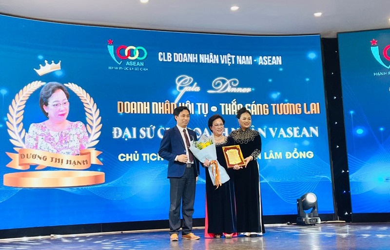 lãnh đạo CLB Doanh nhân VASEAN đã trao chứng nhận Đại sứ danh dự cho doanh nhân Dương Thị Hạnh – Chủ tịch CLB Nữ doanh nhân tỉnh Lâm Đồng.