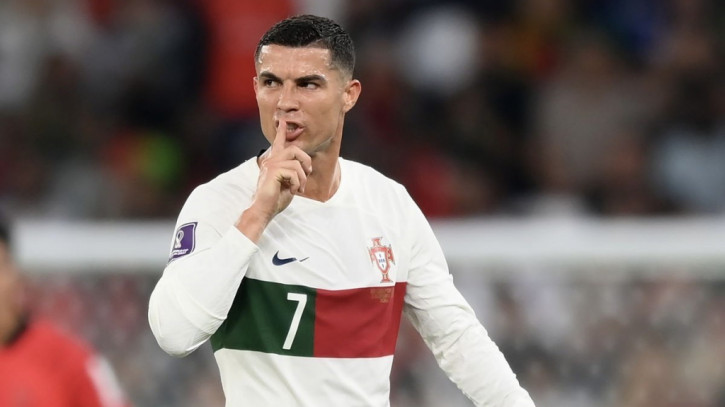 Mesut Ozil lên tiếng bênh vực Ronaldo trước làn sóng chỉ trích