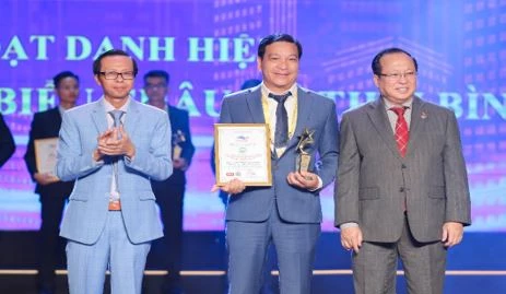 GS Hà Tôn Vinh trao chứng nhận sản phẩm/dịch vụ tiêu biểu Châu Á Thái Bình Dương 2022 cho Sáng kiến.