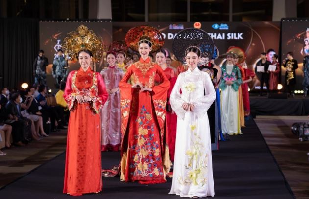 Hương Giang, Thùy Tiên diện áo dài tại Tuần lễ thời trang Thái Lan