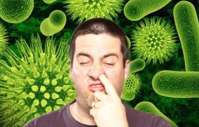 Ngoáy mũi theo thói quen, bác sĩ nói rõ: Bỏ ngay, mùa hanh khô càng đáng sợ