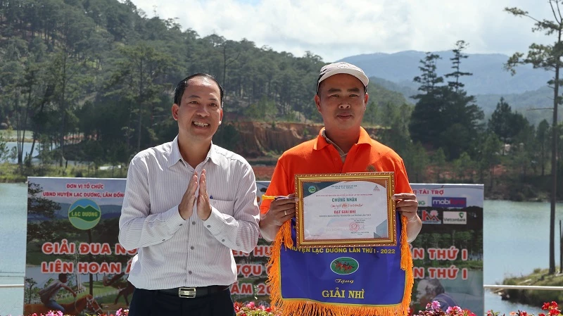 Ông Sử Thanh Hoài - Chủ tịch UBND huyện Lạc Dương, trao giải nhì cho nài ngựa số 21. 