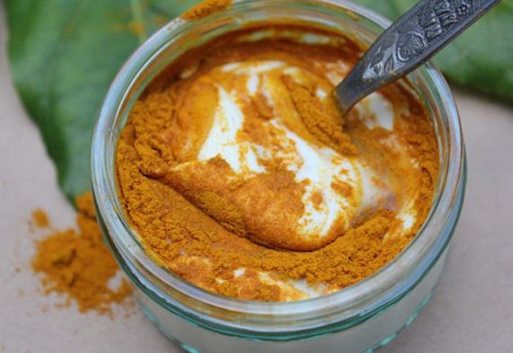 Hết rạn da chỉ bằng cách dùng nghệ và sữa chua