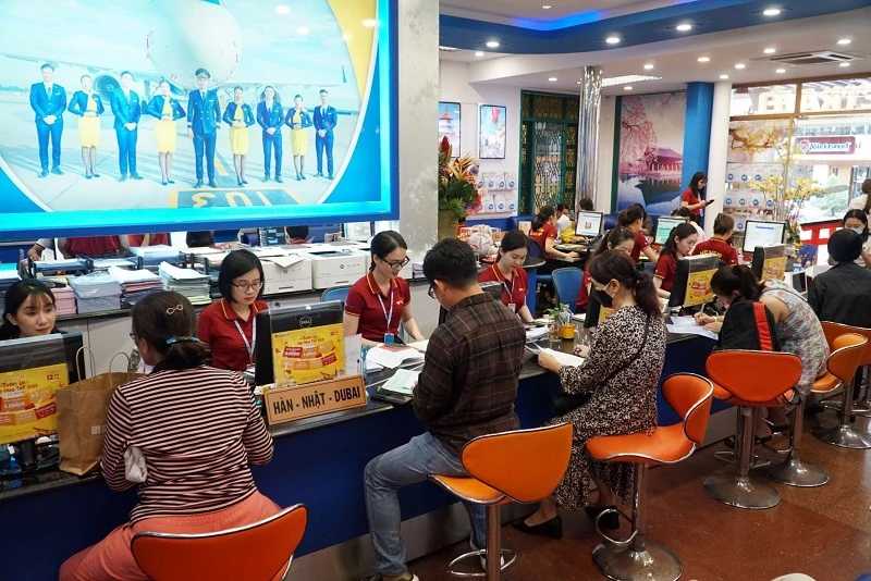 Du khách đến trụ sở Vietravel mua tour du lịch dịp Tết Nguyên đán 2023.