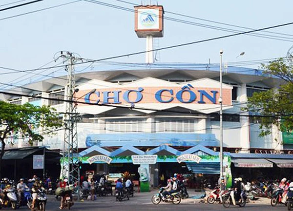 Chợ Cồn luôn sầm uất giữa trung tâm TP Đà Nẵng, nhưng hiện đã xuống cấp, không đảm bảo tiêu chí của chợ hạng 1 