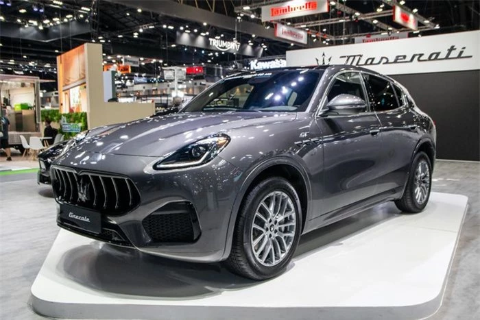  Vào tháng 3 năm nay, Maserati đã chính thức ra mắt toàn cầu mẫu SUV đô thị hạng sang Grecale, cạnh tranh với các đối thủ như Porsche Macan hay Jaguar E-Pace. Mẫu xe này đã được trình làng tại Thái Lan từ tháng 8 năm nay. 