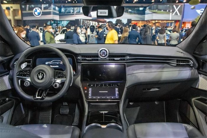  So với các mẫu Maserati khác, Grecale sở hữu nội thất hiện đại với nhiều công nghệ. Ở hàng ghế trước, xe được trang bị màn hình giải trí trung tâm kích thước 12,3 inch và màn hình 8,8 inch cho các chức năng điều khiển, được bố trí thuận tiện cho người lái. 