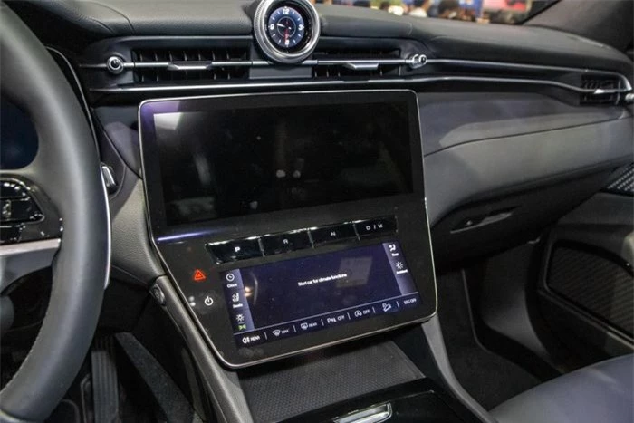  Hệ thống đa phương tiện MIA (Maserati Intelligent Assistant) tiên tiến cho phép kết nối cùng lúc hai điện thoại thông minh thông qua kết nối Bluetooth, cung cấp nhiều tùy chọn cơ bản cùng các tính năng từ Maserati Connect, trong khi hệ thống âm thanh được phát triển bởi Sonus Faber. 