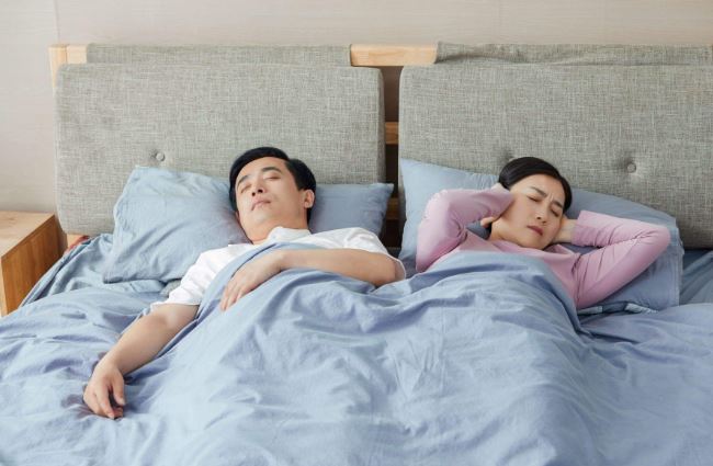 Tại sao vợ chồng cứ dến 50 tuổi là ngủ riêng, lý do nhiều người phải bất ngờ?