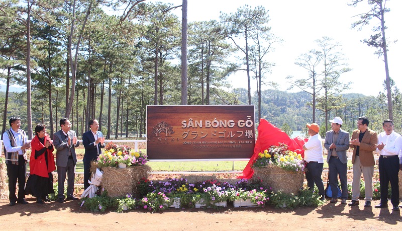Lãnh đạo UBND huyện Lạc Dương và Công ty Cổ phần SXHQ Đà Lạt cùng các đại biểu thực hiện nghi thức khai trương đưa vào hoạt động sân bóng gỗ đầu tiên của tỉnh Lâm Đồng. 