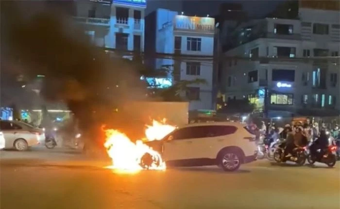  Hyundai Santa Fe cháy trên đường phố Hà Nội sẽ được bồi thường nếu có mua bảo hiểm thân vỏ. Ảnh: H.Q. 