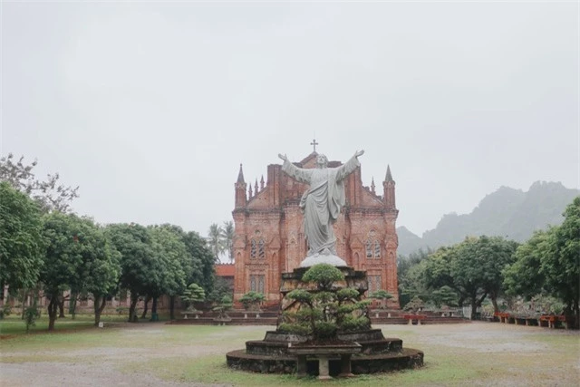 Khám phá vẻ đẹp cổ kính của nhà thờ Đan viện thánh mẫu Châu Sơn Ninh bình - Ảnh 1.