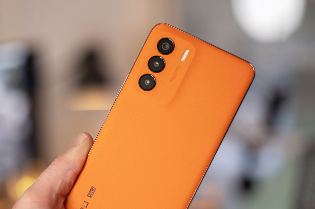 Trên tay smartphone 5G, RAM 8 GB, sạc 33W, màn hình 120Hz, giá 5,86  triệu