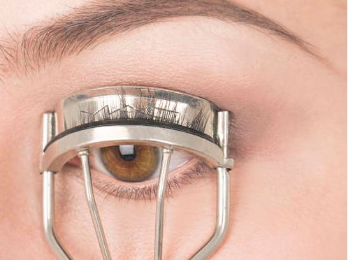 Mẹo giúp lông mi dài cong vút với phấn rôm