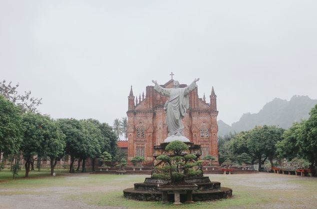 Khám phá vẻ đẹp cổ kính của nhà thờ Đan viện thánh mẫu Châu Sơn Ninh Bình