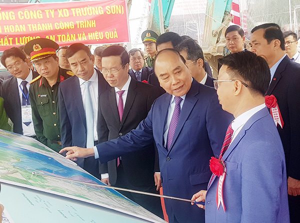 Chủ tịch Nước Nguyễn Xuân Phúc và Thường trực Ban Bí thư Võ Văn Thưởng nghe đơn vị chủ đầu tư báo cáo về dự án xây dựng Bến cảng Liên Chiểu - Phần có sở hạ tầng dùng chung.