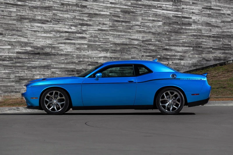 8. Dodge Challenger SXT 2023 (giá khởi điểm: 33.545 USD).