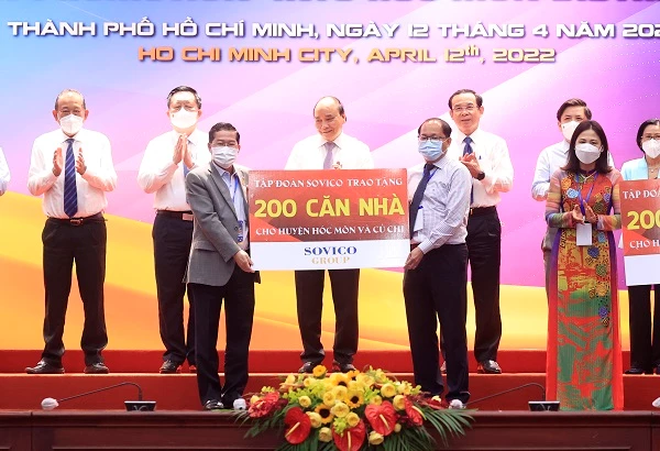 Lãnh đạo Tập đoàn Sovico và HDBank đã trao tặng 280 căn nhà tình nghĩa - tình thương, 10.000 thẻ BHYT, 1.000 suất học bổng và xây dựng 2 trường mẫu giáo cho 2 huyện Củ Chi – Hóc Môn. 