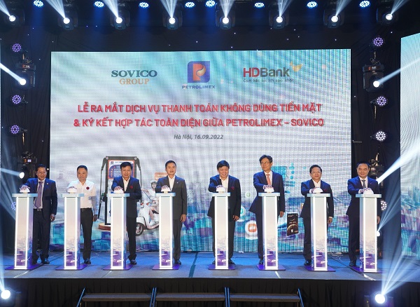Petrolimex ra mắt dịch vụ thanh toán không dùng tiền mặt 