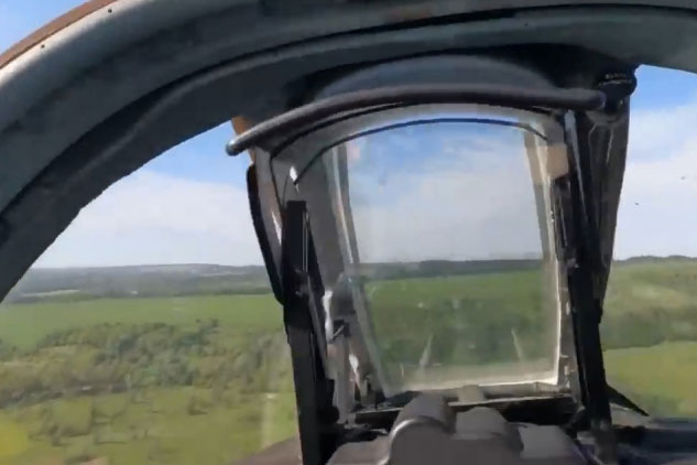 Phi công Nga bật dù sau khi máy bay Su-25 trúng hỏa lực nghi của Ukraine