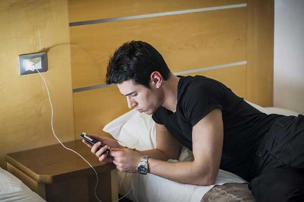 Nếu bạn hay thức khuya xem điện thoại: "Nghiện" đến mấy cũng phải tránh xa khung giờ gây "đột quỵ" này