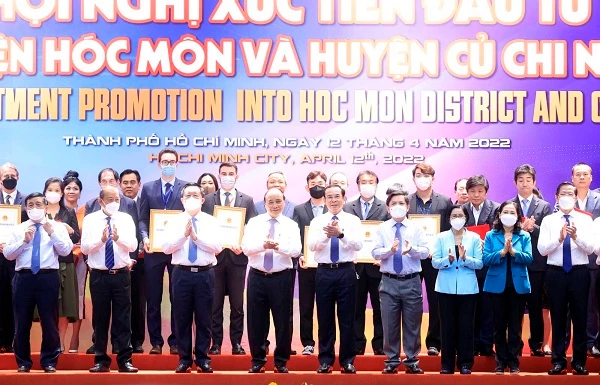 Hội nghị xúc tiến đầu tư vào huyện Hóc Môn và Củ Chi (TP.HCM) nhân chuyến công tác của Chủ tịch nước Nguyễn Xuân Phúc tiếp tục thu hút đóng góp của các doanh nghiệp trong và ngoài nước.