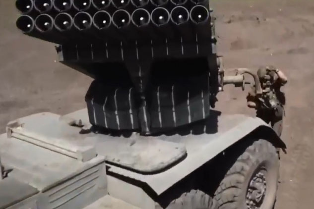 Cận cảnh quy trình nạp đạn, chỉnh hướng bắn cho dàn pháo phản lực Nga