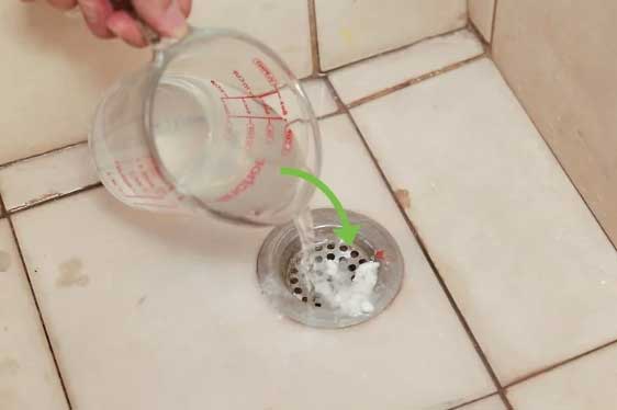 Chỉ 1 nắm muối ăn thông sạch bồn cầu, ống thoát nước trong 10 phút