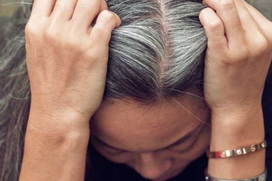 5 thói quen khiến người trẻ già đi cả chục tuổi vì tóc bạc đầy đầu