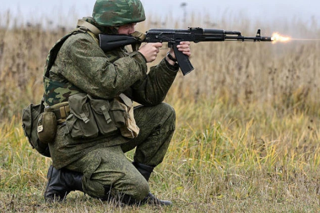 Một binh sĩ Nga khai hỏa súng AK-74. Ảnh: TASS.