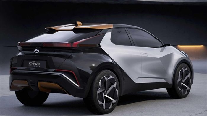  Do đây chỉ là bản xem trước, hãng xe Nhật Bản vẫn chưa công bố chi tiết về C-HR mới. Tuy nhiên, Toyota cho biết các đường nét thiết kế ngoại hình sẽ được làm đơn giản hơn, trong khi nội thất thực dụng hơn, trục cơ sở của bản thương mại cũng sẽ dài hơn một chút. 