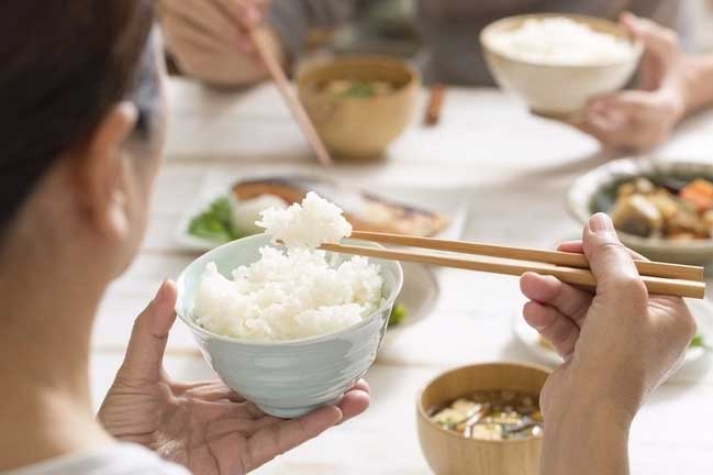 Chuyên gia chỉ ra 3 nguyên tắc ăn cơm không sợ béo