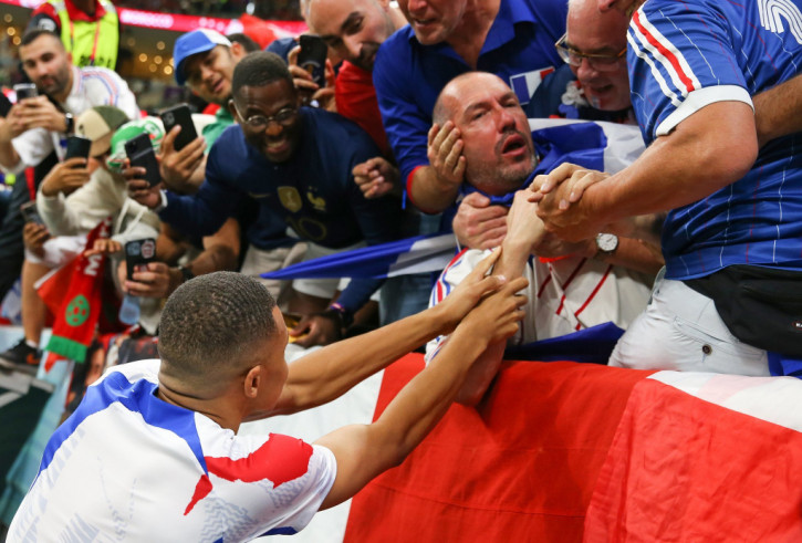 Mbappe ghi điểm với 2 hành động cực đẹp trong ngày Pháp đánh bại Morocco